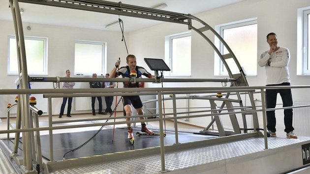 Biatlonista Ondřej Moravec vyzkoušel v Jablonci nad Nisou jízdu na kolečkových lyžích na novém pásu. Biatlonista Ondřej Moravec vyzkoušel v Jablonci nad Nisou jízdu na kolečkových lyžích na novém pásu.