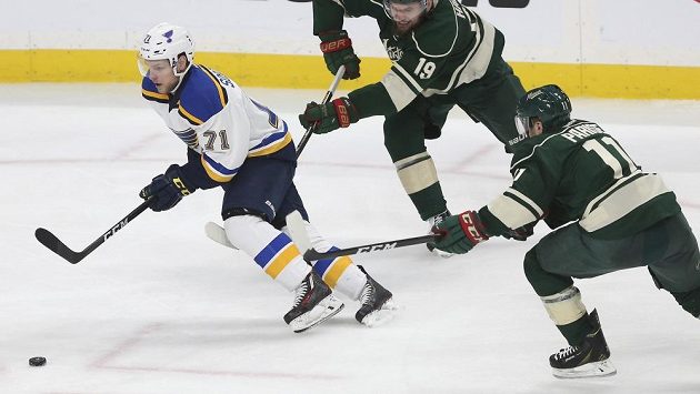 Vladimír Sobotka (vlevo) v krásném průniku před čtvrtým gólem St.Louis, který znamenal postup v sérii s Minnesotou. Vladimír Sobotka (vlevo) v krásném průniku před čtvrtým gólem St.Louis, který znamenal postup v sérii s Minnesotou.