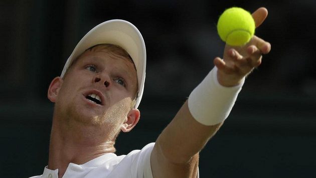 Kyle Edmund během zápasu s Novakem Djokovičem ve Wimbledonu. Kyle Edmund během zápasu s Novakem Djokovičem ve Wimbledonu.