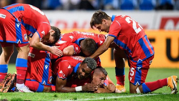 Fotbalisté Viktorie Plzeň oslavují gól Lukáše Hejdy během utkání s Mladou Boleslaví. Emoce teď na stadionech ustanou... Fotbalisté Viktorie Plzeň oslavují gól Lukáše Hejdy během utkání s Mladou Boleslaví. Emoce teď na stadionech ustanou...