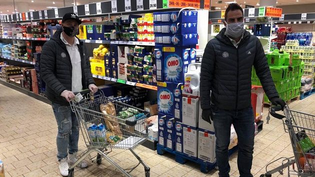 Kapitán Bílých Tygrů Petr Jelínek (vpravo) a Jaroslav Vlach nakupují potraviny pro seniory. Kapitán Bílých Tygrů Petr Jelínek (vpravo) a Jaroslav Vlach nakupují potraviny pro seniory.