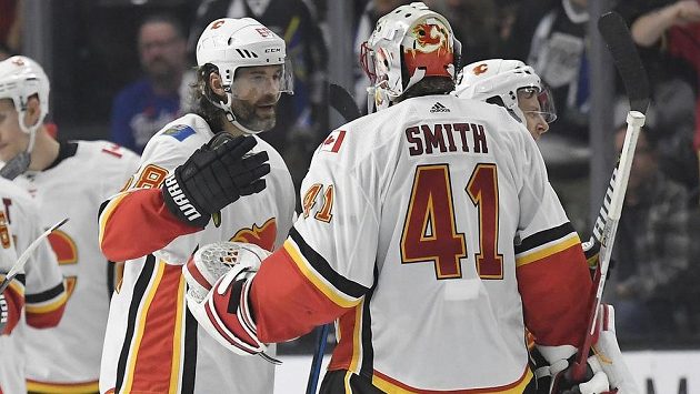 Útočník Jaromír Jágr přijel po utkání na ledě Los Angeles poděkovat za výkon svému spoluhráči z Calgary Flames - brankáři Smithovi. Útočník Jaromír Jágr přijel po utkání na ledě Los Angeles poděkovat za výkon svému spoluhráči z Calgary Flames - brankáři Smithovi.
