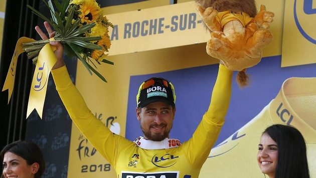 Slovenský cyklista Peter Sagan se dostal díky vítězství ve 2. etapě Tour de France do průběžného vedení. Slovenský cyklista Peter Sagan se dostal díky vítězství ve 2. etapě Tour de France do průběžného vedení.