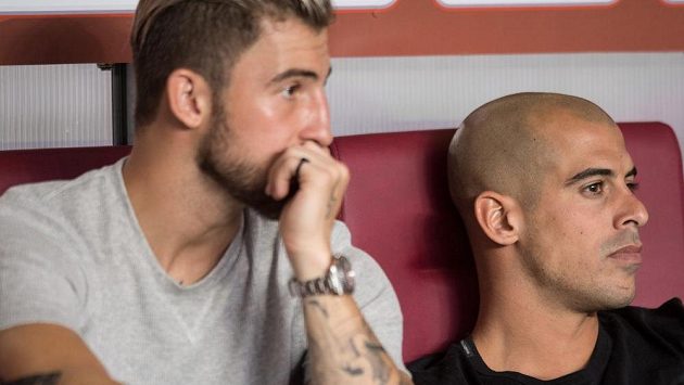 Lukáš Vácha (vlevo) a Tal Ben Chaim sledují utkání Sparta - Vitesse Arnhem. Lukáš Vácha (vlevo) a Tal Ben Chaim sledují utkání Sparta - Vitesse Arnhem.