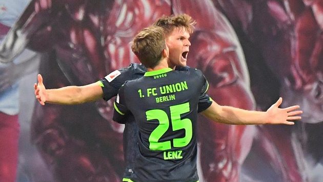 Marius Bulter a Christopher Lenz z Unionu se na snímku z lednového zápasu s Lipskem radují z gólu. Marius Bulter a Christopher Lenz z Unionu se na snímku z lednového zápasu s Lipskem radují z gólu.