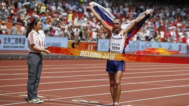 Slovenský atlet Matej Tóth se raduje v cíli chodecké padesátky na mistrovství světa v Pekingu. Slovenský atlet Matej Tóth se raduje v cíli chodecké padesátky na mistrovství světa v Pekingu.