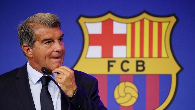Prezident Barcelony Joan Laporta hovoří k novinářům na tiskové konferenci. Prezident Barcelony Joan Laporta hovoří k novinářům na tiskové konferenci.
