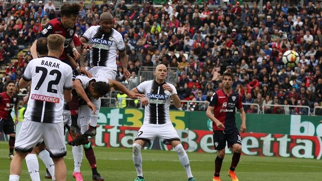 Český fotbalista Jan Barák si v dresu Udinese v poslední době moc fotbalové radosti neužívá. Fanouškům předvedl v duelu s Cagliari alespoň parádní sólo, po němž jeho tým skóroval. Nakonec ale zápas prohrál. Český fotbalista Jan Barák si v dresu Udinese v poslední době moc fotbalové radosti neužívá. Fanouškům předvedl v duelu s Cagliari alespoň parádní sólo, po němž jeho tým skóroval. Nakonec ale zápas prohrál.