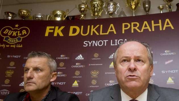 Majoritní vlastník Dukly Petr Paukner (vpravo) a výkonný ředitel klubu Michal Šrámek na tiskové konferenci před startem jarní části sezóny. Majoritní vlastník Dukly Petr Paukner (vpravo) a výkonný ředitel klubu Michal Šrámek na tiskové konferenci před startem jarní části sezóny.
