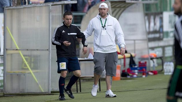 Pořadatel v přestávce vyvádí ze hřiště čtvrtého rozhodčího Marka Pilného (vlevo), který byl při ligovém duelu Příbram - Slavia zřejmě pod vlivem alkoholu. Pořadatel v přestávce vyvádí ze hřiště čtvrtého rozhodčího Marka Pilného (vlevo), který byl při ligovém duelu Příbram - Slavia zřejmě pod vlivem alkoholu.