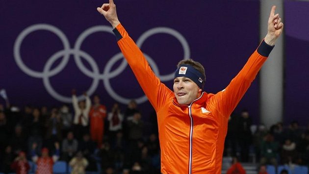 Nizozemský rychlobruslař Svan Kramer slaví vítězství v závodě na 5000 m na olympijských hrách v Pchjončchangu. Nizozemský rychlobruslař Svan Kramer slaví vítězství v závodě na 5000 m na olympijských hrách v Pchjončchangu.