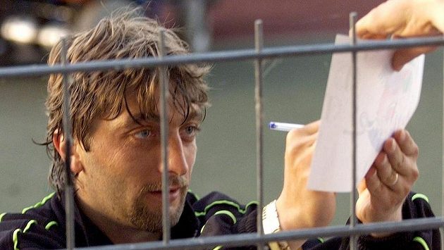Trifon Ivanov se podepisuje fanouškům na archivním snímku. Trifon Ivanov se podepisuje fanouškům na archivním snímku.