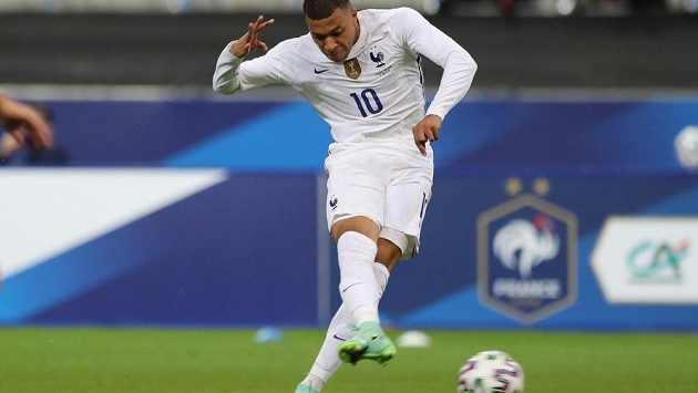 Francouzský ostrostřelec Kylian Mbappé pálí na branku Bulharska v přípravném utkání před ME. Francouzský ostrostřelec Kylian Mbappé pálí na branku Bulharska v přípravném utkání před ME.