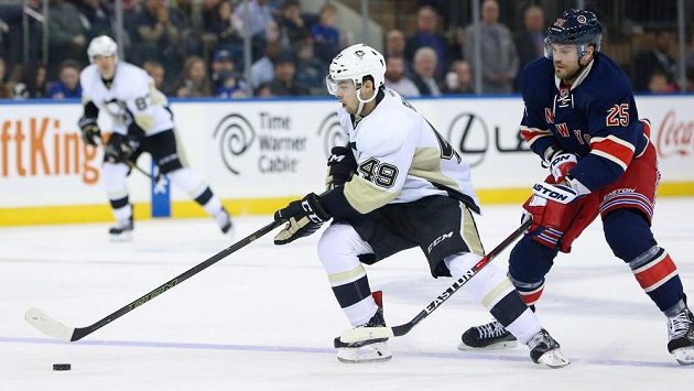 Útočník Pittsburghu Dominik Simon (49) a křídelník New Yorku Rangers Viktor Stalberg v zápase NHL. Útočník Pittsburghu Dominik Simon (49) a křídelník New Yorku Rangers Viktor Stalberg v zápase NHL.