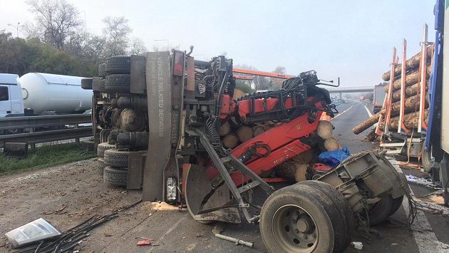 Nehoda dvou kamiónů na dálnici D1 na 207. kilometru u Tvarožné na Brněnsku. Jedno z vozidel se převrátilo a přes dálnici se vysypaly klády. Nehoda dvou kamiónů na dálnici D1 na 207. kilometru u Tvarožné na Brněnsku. Jedno z vozidel se převrátilo a přes dálnici se vysypaly klády.