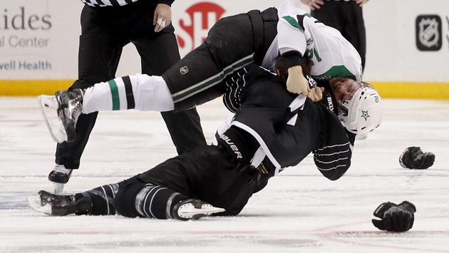 Radek Faksa (nahoře) z Dallasu a Thomas Hickey (14) z New York Islanders. Radek Faksa (nahoře) z Dallasu a Thomas Hickey (14) z New York Islanders.