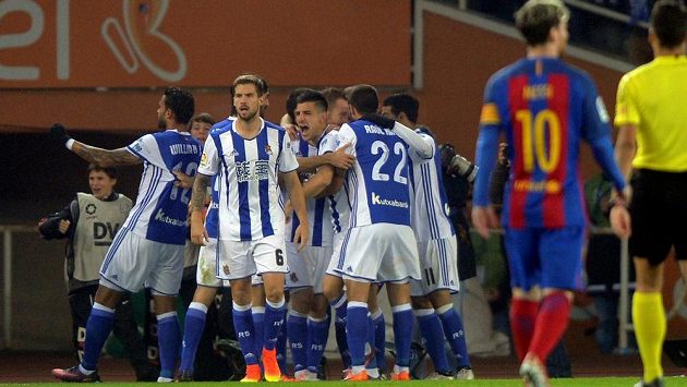 Fotbalisté Realu Sociedad slaví gól proti Barceloně. Fotbalisté Realu Sociedad slaví gól proti Barceloně.