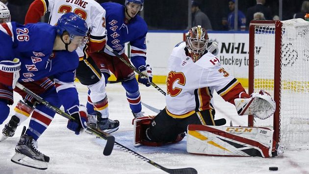 Český brankář Calgary David Rittich byl hlavní postavou utkání proti New York Rangers. Na snímku kryje akci Jimmyho Veseyho ve druhé třetině. Český brankář Calgary David Rittich byl hlavní postavou utkání proti New York Rangers. Na snímku kryje akci Jimmyho Veseyho ve druhé třetině.