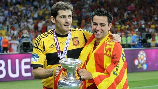 Brankář Ikes Casillas (vlevo) z Realu Madrid a středopolař Xavi z týmu rivala z Barcelony byli oporami španělské reprezentace při triumfu na ME Brankář Ikes Casillas (vlevo) z Realu Madrid a středopolař Xavi z týmu rivala z Barcelony byli oporami španělské reprezentace při triumfu na ME