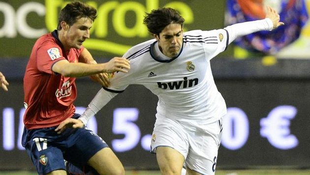 Brazilec Kaká (vpravo) v dresu Realu Madrid bojuje s Álvarem Arbeloou v ligovém duelu s Pamplonou. Brazilec Kaká (vpravo) v dresu Realu Madrid bojuje s Álvarem Arbeloou v ligovém duelu s Pamplonou.