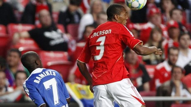 Hráč Benfiky Emerson (vpravo) hlavičkuje před Ramiresem z Chelsea Hráč Benfiky Emerson (vpravo) hlavičkuje před Ramiresem z Chelsea