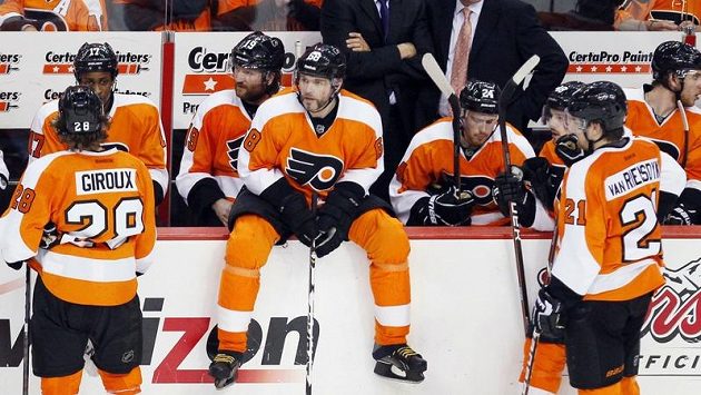 Zklamaný Jaromír Jágr na střídačce Philadelphie Zklamaný Jaromír Jágr na střídačce Philadelphie
