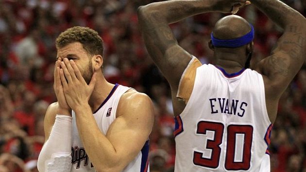 Zklamaní basketbalisté LA Clippers Blake Griffin (vlevo) a Reggie Evans. Zklamaní basketbalisté LA Clippers Blake Griffin (vlevo) a Reggie Evans.