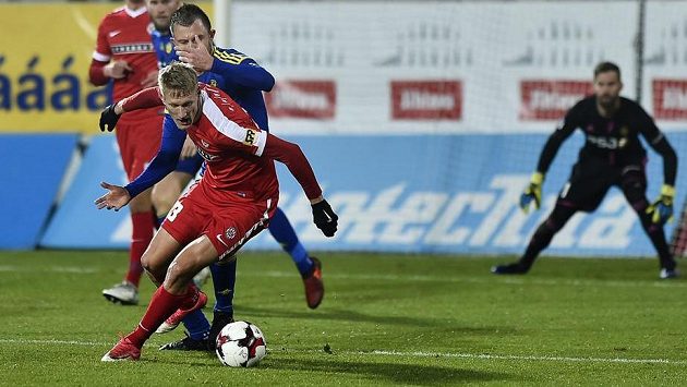 V popředí Michal Škoda z Brna, za ním Jiří Krejčí z Jihlavy, vpravo brankář Jihlavy Jan Hanuš. V popředí Michal Škoda z Brna, za ním Jiří Krejčí z Jihlavy, vpravo brankář Jihlavy Jan Hanuš.