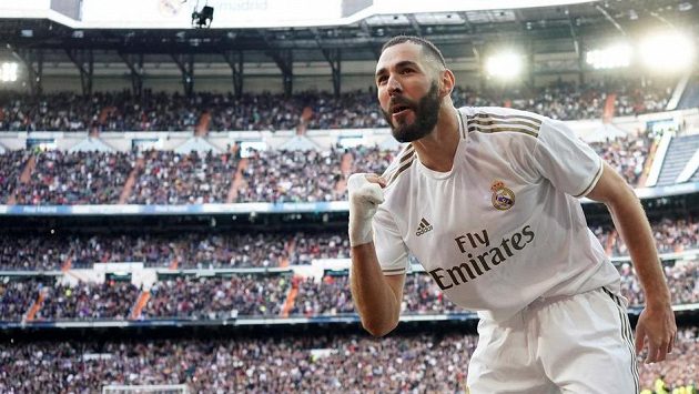Karim Benzema z Realu po rozhodujícím gólu v madridském derby. Karim Benzema z Realu po rozhodujícím gólu v madridském derby.