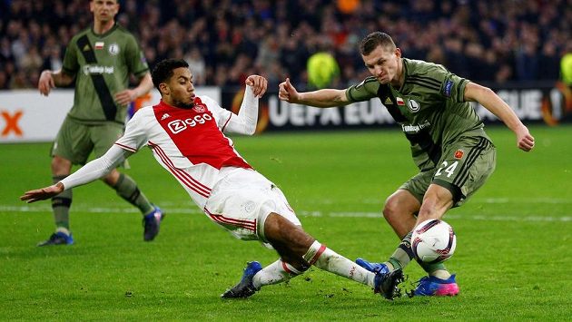 Tomáš Necid (vpravo) z Legie a Jairo Riedewald z Ajaxu. Tomáš Necid (vpravo) z Legie a Jairo Riedewald z Ajaxu.