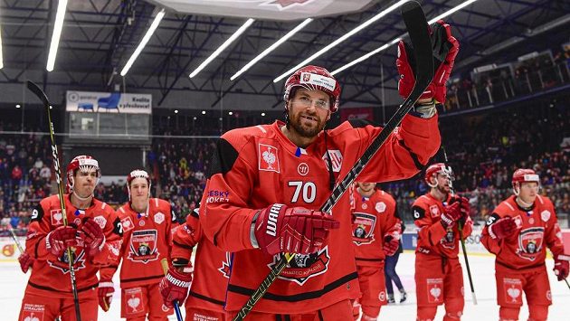 Radek Smoleňák (vpředu) touží se spoluhráči z Hradce Králové po triumfu ve finále Ligy mistrů. Radek Smoleňák (vpředu) touží se spoluhráči z Hradce Králové po triumfu ve finále Ligy mistrů.