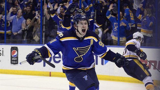 Vladimír Tarasenko oslavuje svoji druhou branku v zápase proti Predators. Vladimír Tarasenko oslavuje svoji druhou branku v zápase proti Predators.