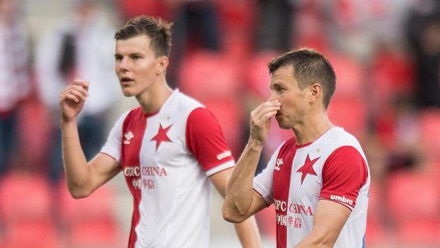 Slávisté Ruslan Rotaň (vpravo) a Eduard Sobol po utkání s Jihlavou. Slávisté Ruslan Rotaň (vpravo) a Eduard Sobol po utkání s Jihlavou.