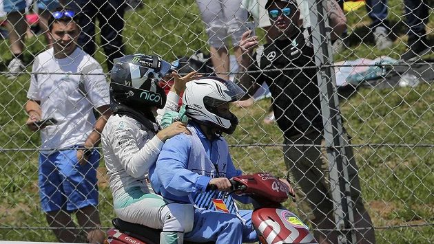Nico Rosberg opostil trať v Barceloně na mopedu. Nico Rosberg opostil trať v Barceloně na mopedu.