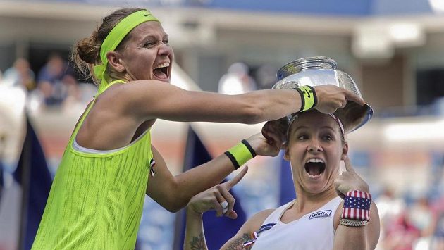 Obrovská radost Lucie Šafářové (vlevo) a Bethanie Mattekové-Sandsové. Obrovská radost Lucie Šafářové (vlevo) a Bethanie Mattekové-Sandsové.