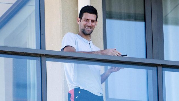 Novak Djokovič se usmívá z balkónu svého luxusního pokoje v Adelaide. Většina ostatních tenistů v Melbourne takovou pohodu nemá. Novak Djokovič se usmívá z balkónu svého luxusního pokoje v Adelaide. Většina ostatních tenistů v Melbourne takovou pohodu nemá.