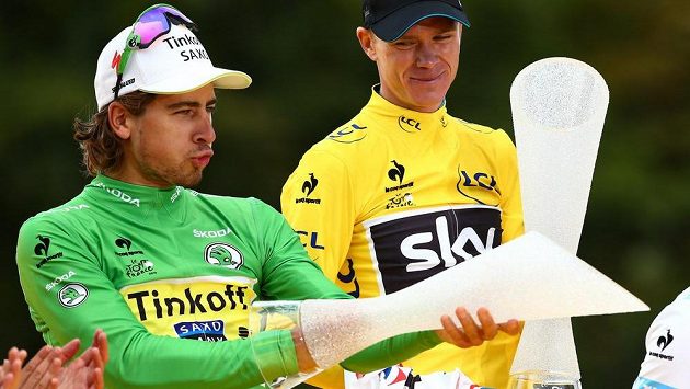 Trofeje z rukou českých sklářů v rukou cyklistické elity. Chris Froome ve žlutém pro vítěze Tour de France, žertující Peter Sagan v zeleném dresu pro nejlepšího sprintera. Trofeje z rukou českých sklářů v rukou cyklistické elity. Chris Froome ve žlutém pro vítěze Tour de France, žertující Peter Sagan v zeleném dresu pro nejlepšího sprintera.