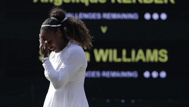 Těžké chvíle. Serena Williamsová z USA prohrála ve finále Wimbledonu s Angelique Kerberovou z německa. Těžké chvíle. Serena Williamsová z USA prohrála ve finále Wimbledonu s Angelique Kerberovou z německa.
