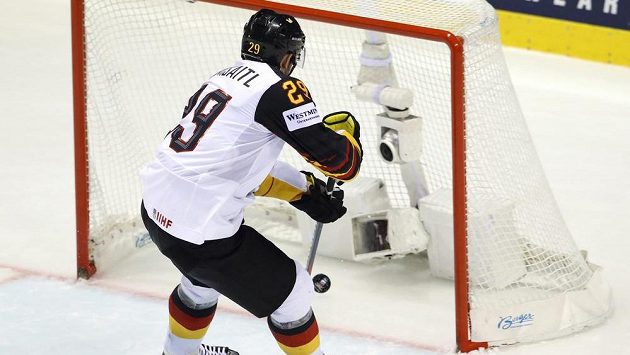 Němec Leon Draisaitl skóruje v závěru do prázdné brány proti Finům. Němec Leon Draisaitl skóruje v závěru do prázdné brány proti Finům.