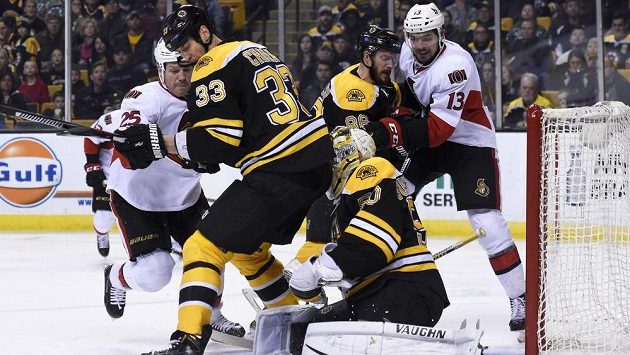 Bostonský obránce Zdeno Chára (č. 33) v zápase s Ottawou. Bostonský obránce Zdeno Chára (č. 33) v zápase s Ottawou.