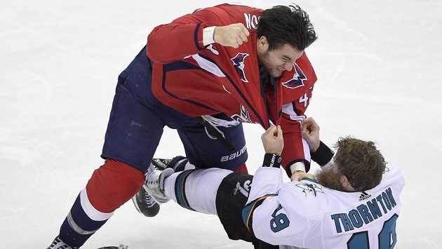 Tady máš, tohle bylo naposled. Tom Wilson jako mstitel za spoluhráče. Tohle Joe Thornton prohrál. Tady máš, tohle bylo naposled. Tom Wilson jako mstitel za spoluhráče. Tohle Joe Thornton prohrál.