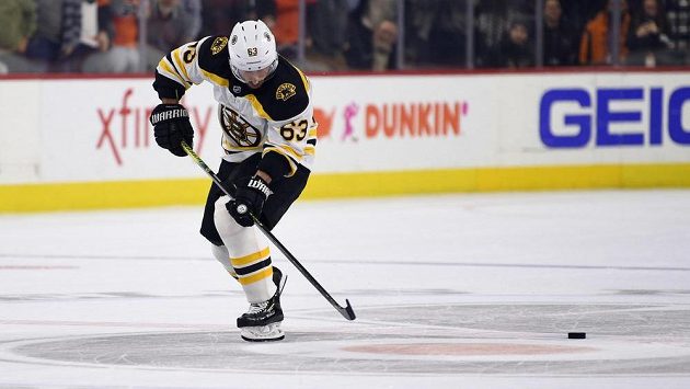 Nepovedený nájezd bostonské hvězdy Brada Marchanda baví fanoušky v zámoří. Nepovedený nájezd bostonské hvězdy Brada Marchanda baví fanoušky v zámoří.