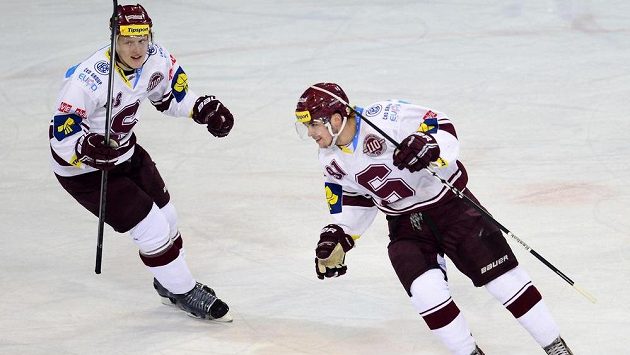 Hokejista Sparty Dominik Simon (vpravo) má podle všeho namířeno do zámoří. Hokejista Sparty Dominik Simon (vpravo) má podle všeho namířeno do zámoří.