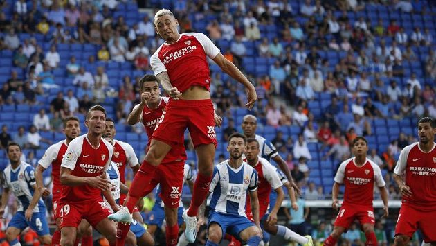 Nemanja Gudelj ze Sevilly naskakuje na balon v duelu s Espaňolem. Nemanja Gudelj ze Sevilly naskakuje na balon v duelu s Espaňolem.