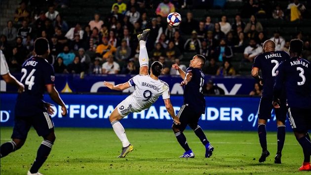 Zlatan Ibrahimovic z Los Angeles Galaxy trefuje gól do sítě klubu New England Revolution během zápasu americké MLS. Zlatan Ibrahimovic z Los Angeles Galaxy trefuje gól do sítě klubu New England Revolution během zápasu americké MLS.