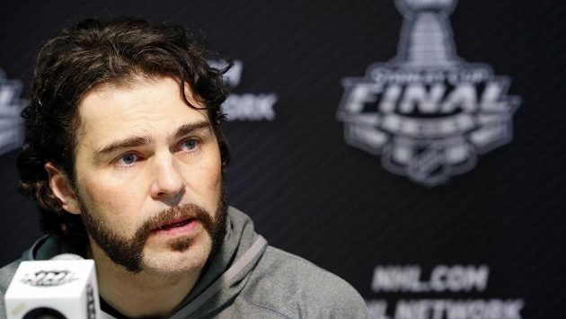Jaromír Jágr odpovídá novinářům před startem finále Stanleyova poháru v Chicagu. Jaromír Jágr odpovídá novinářům před startem finále Stanleyova poháru v Chicagu.