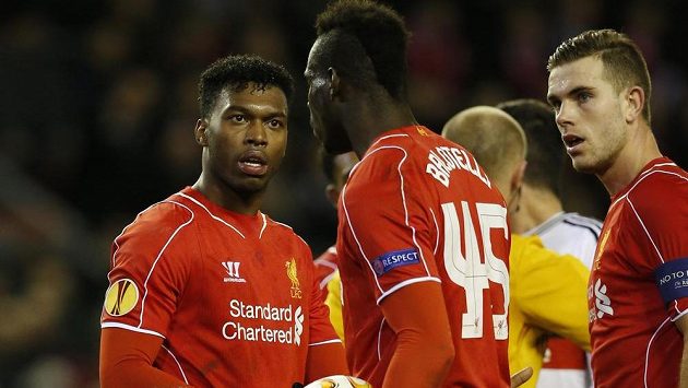 Daniel Sturridge (vlevo) i Jordan Henderson (vprav) se nestačili divit. Mario Balotelli jim míč vzal a kopat penaltu šel sám. Daniel Sturridge (vlevo) i Jordan Henderson (vprav) se nestačili divit. Mario Balotelli jim míč vzal a kopat penaltu šel sám.