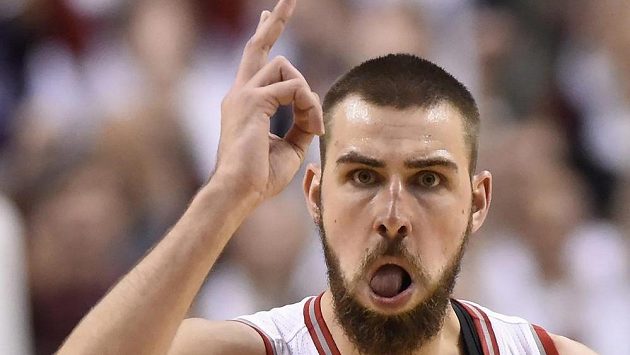 Jonas Valančiunas (17) z Toronta při utkání s Miami. Jonas Valančiunas (17) z Toronta při utkání s Miami.