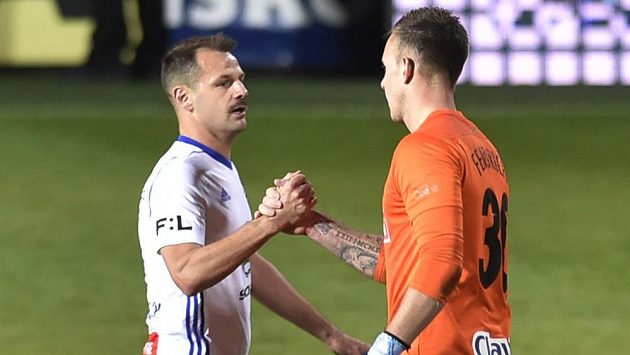 Marek Matějovský z Boleslavi a brankář Opavy Vilém Fendrich se zdraví po skončení zápasu. Marek Matějovský z Boleslavi a brankář Opavy Vilém Fendrich se zdraví po skončení zápasu.