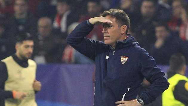 Kouč Sevilly Eduardo Berizzo v duelu s Liverpoolem. Kouč Sevilly Eduardo Berizzo v duelu s Liverpoolem.